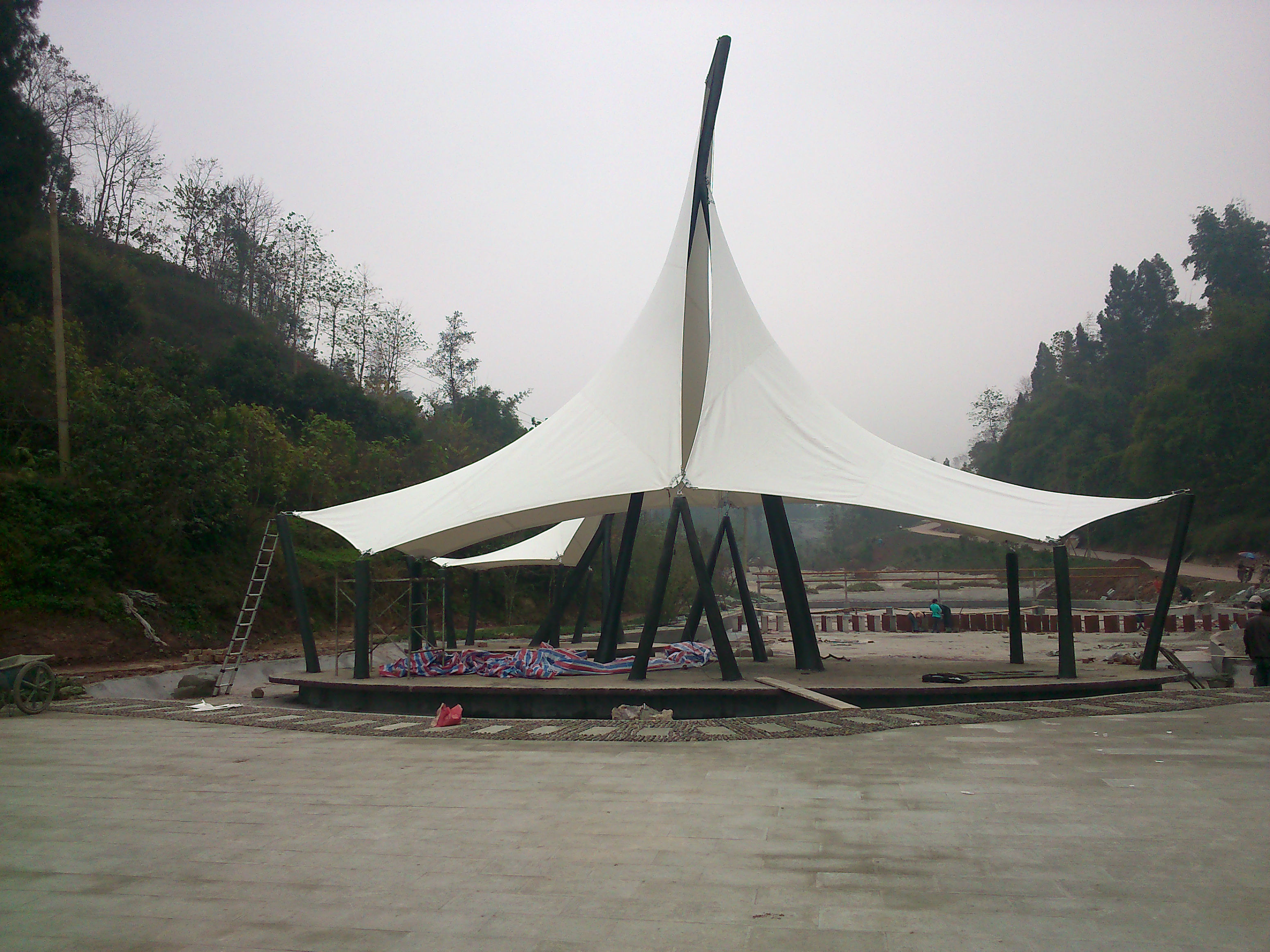 乐山沐川广场船型膜结构工程照片4_成都膜结构案例