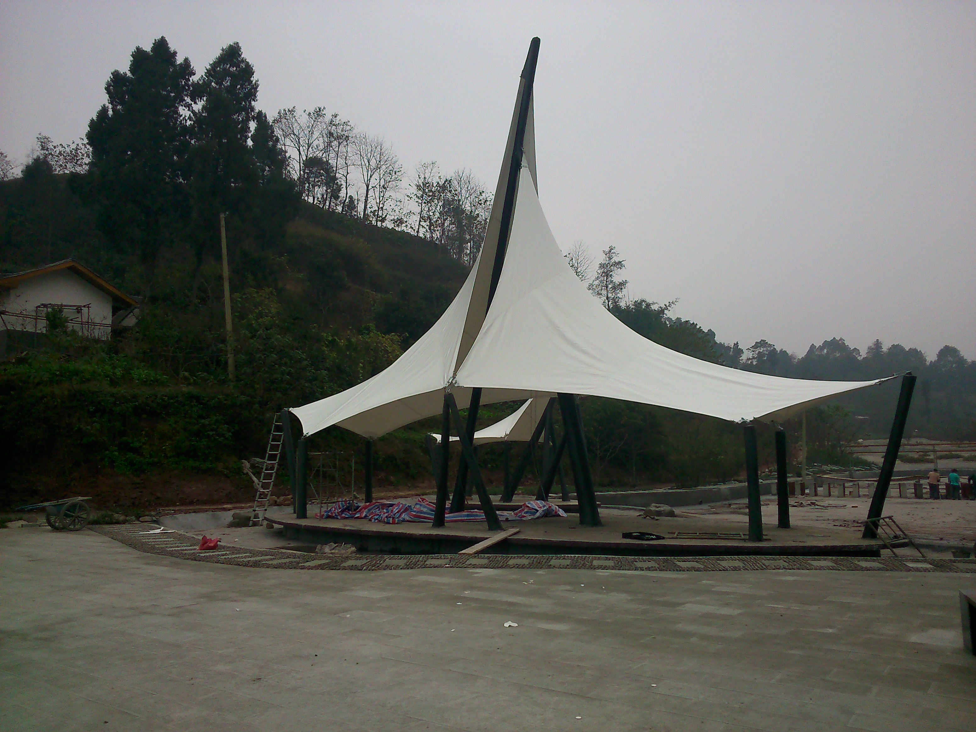 乐山沐川广场船型膜结构工程照片6_成都膜结构案例