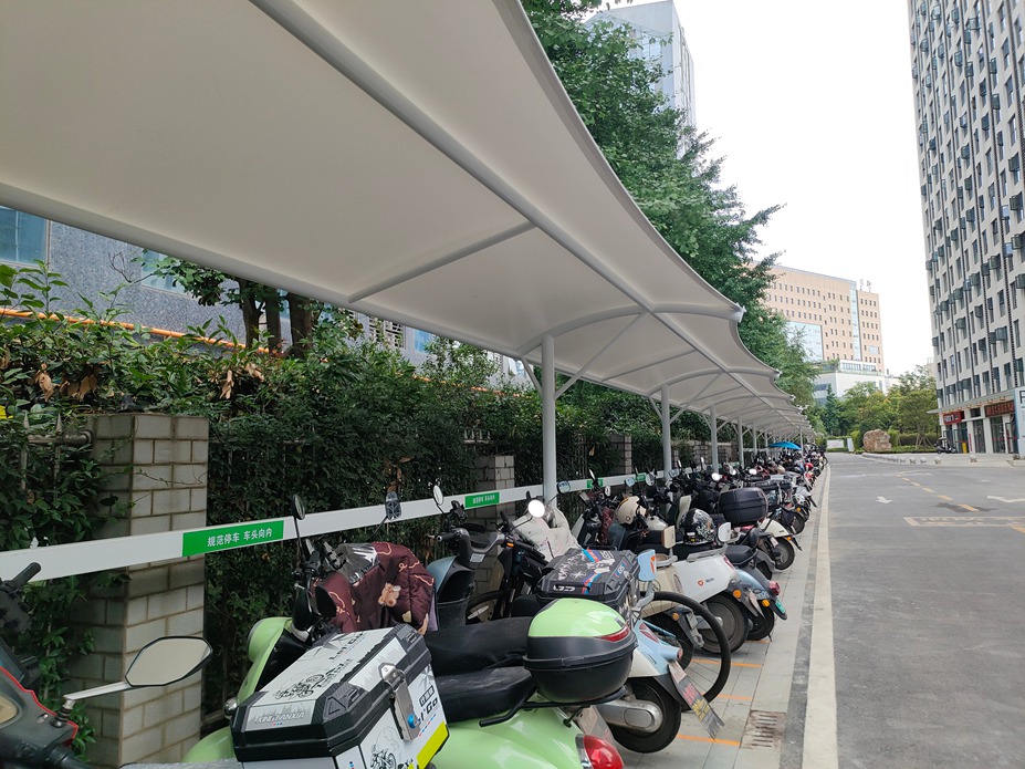 华西科创中心电瓶车车棚膜结构工程照片4_成都膜结构案例