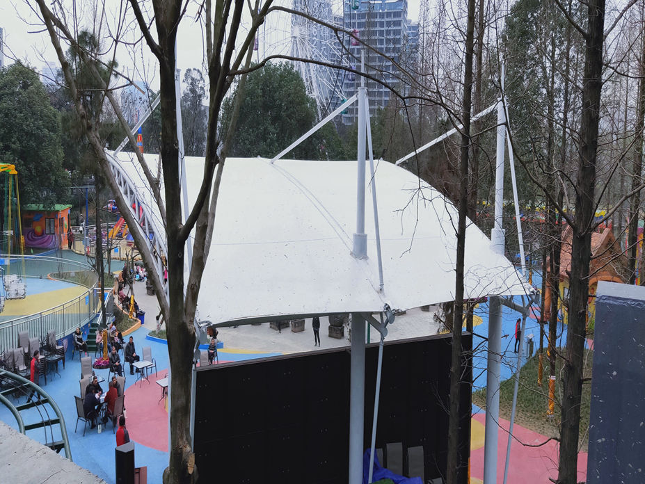 成都塔子山游乐园舞台膜结构实景图