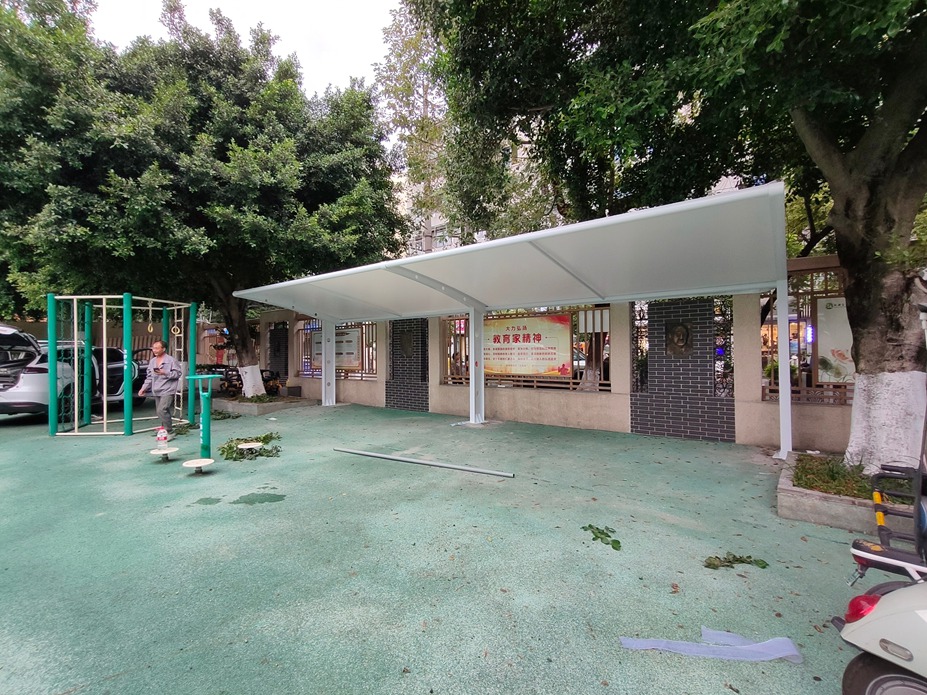 成都玉林小学电瓶车棚膜结构实景图