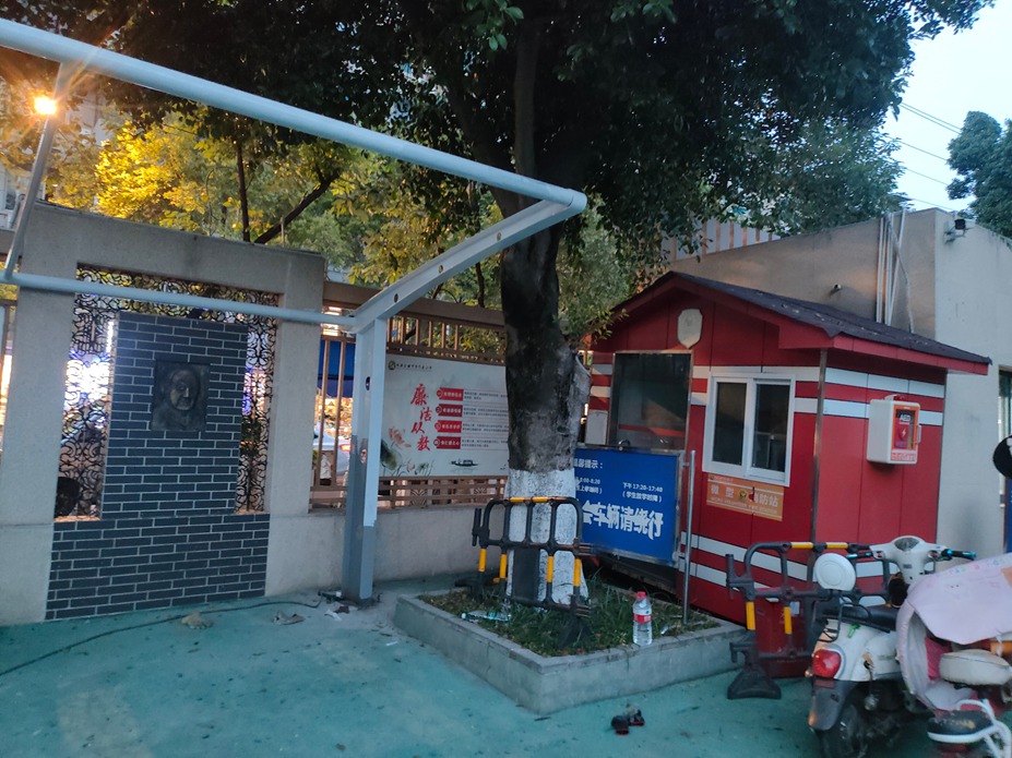 成都玉林小学电瓶车棚膜结构工程照片5_成都膜结构案例