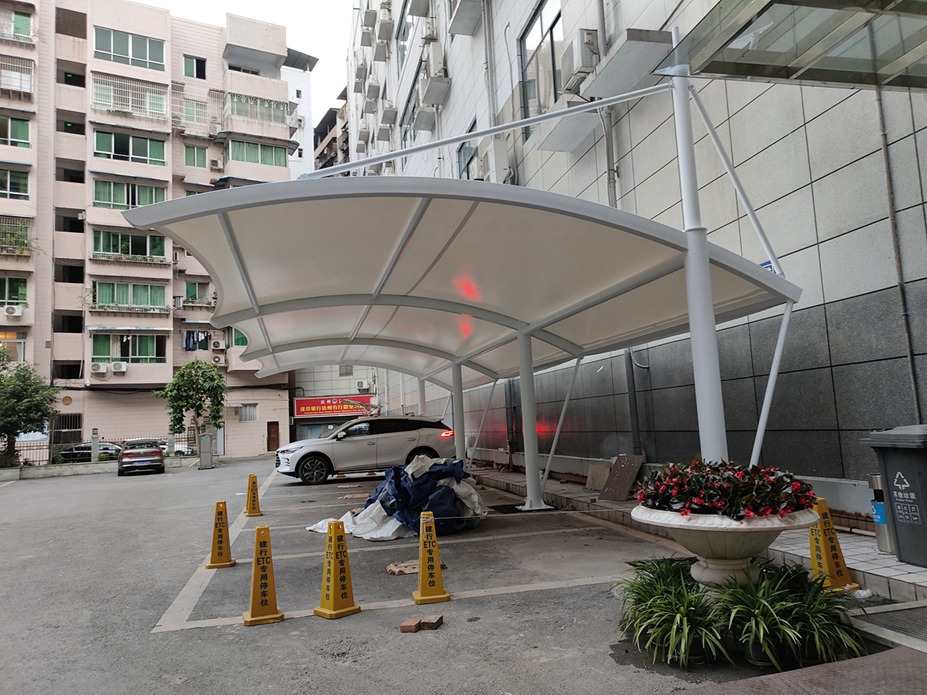 达州建行车棚膜结构工程照片4_成都膜结构案例