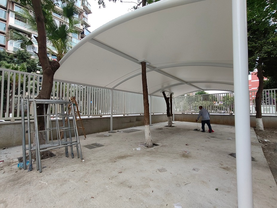 锦城小学电瓶车车棚膜结构工程照片3_成都膜结构案例