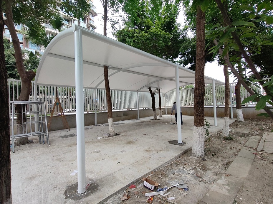 锦城小学电瓶车车棚膜结构工程照片4_成都膜结构案例