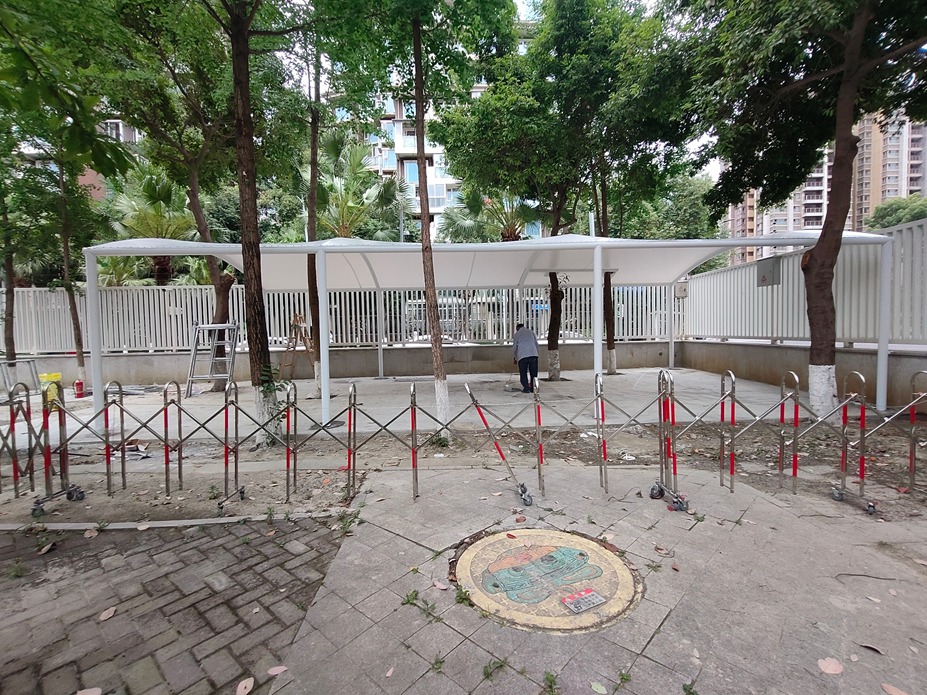 锦城小学电瓶车车棚膜结构工程照片5_成都膜结构案例